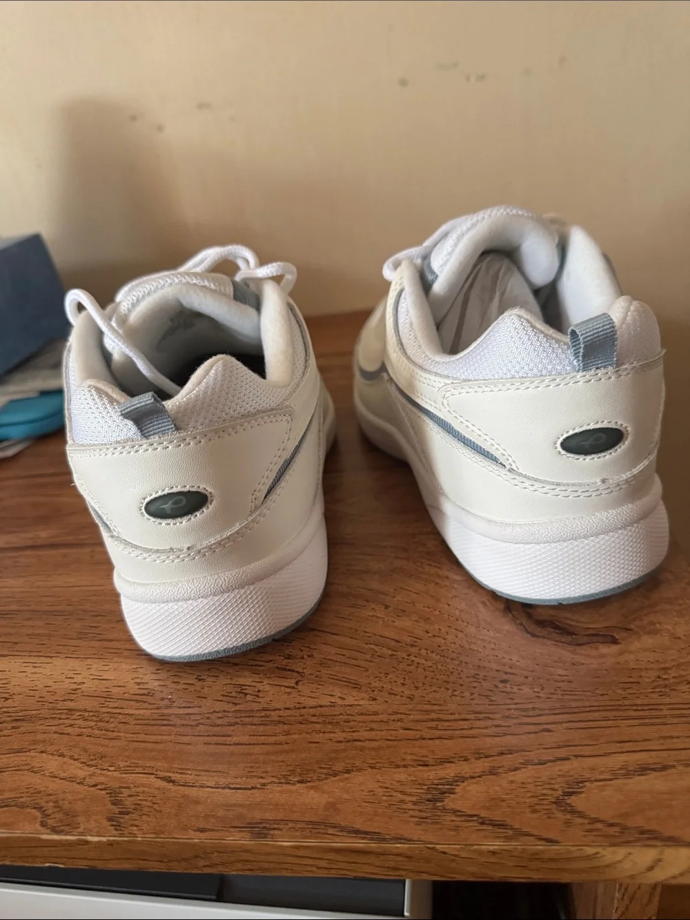 Easy Spirit Walk Run  Women’s White and Light Gray  Sneakers Size 8.5
